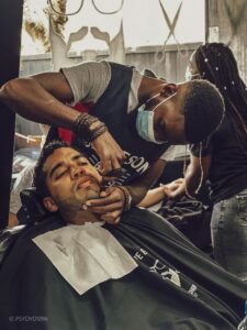 Cortando cabelo no gentlemans Babershop