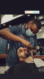 Cortando cabelo no gentlemans Babershop