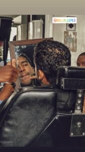 Cortando cabelo no gentlemans Babershop